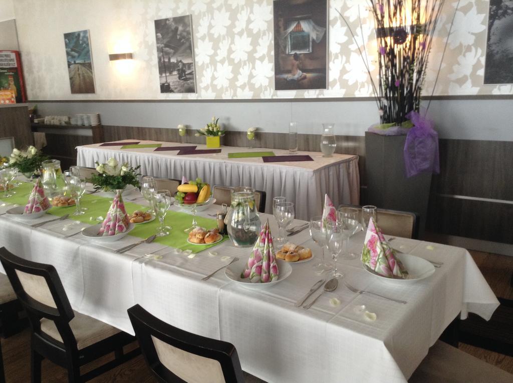 Hotel Monde Uherský Brod Екстериор снимка