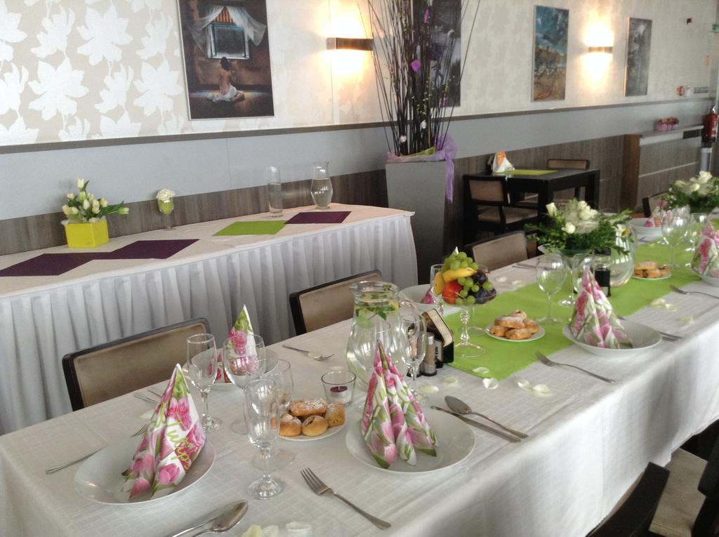 Hotel Monde Uherský Brod Екстериор снимка