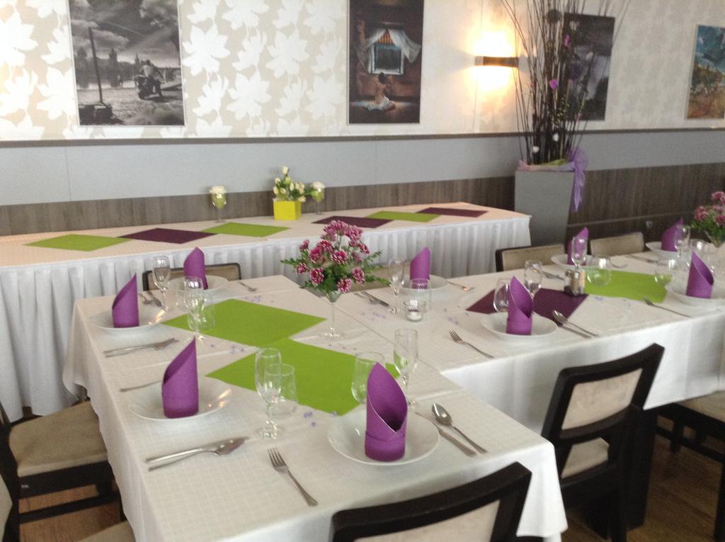 Hotel Monde Uherský Brod Екстериор снимка